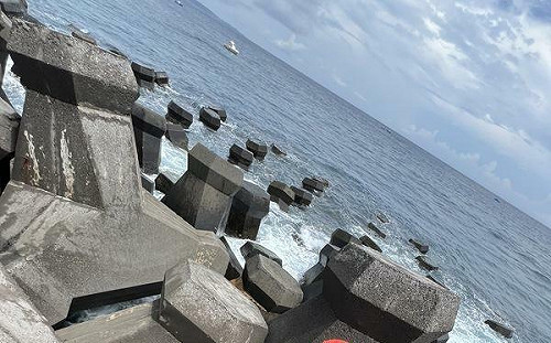 (影)墾丁後壁湖海域傳意外 3潛客溺水「卡消波塊」 1女送醫不治 