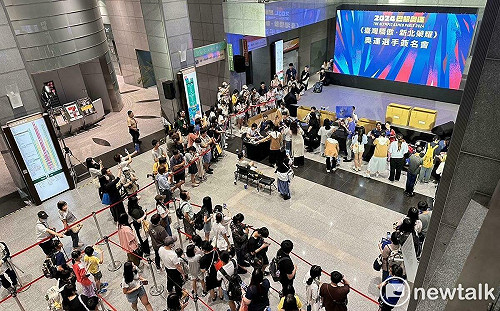 新北讓奧運國手簽名逾4小時 粉絲心疼嘆：侯友宜蹭完就不理