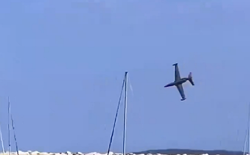 (影)法國紀念二戰航空秀 退役教練機特技表演墜海畫面曝光