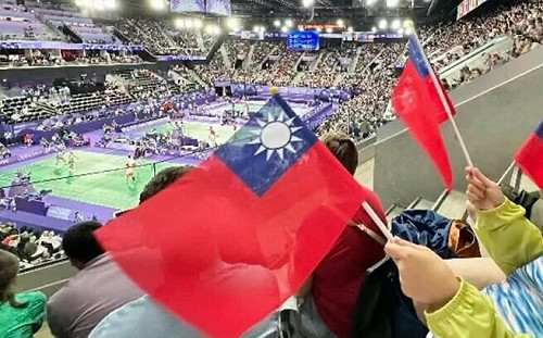 (影) 馬來西亞也辱華? 機場同時秀我國旗與五星旗 小粉紅不滿抗議