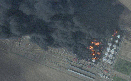 (影) 俄國油庫大爆炸！羅斯托夫油廠挨轟 11儲油槽陷火海燒一天 