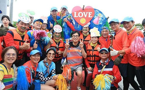 高雄海洋派對大港造筏逗趣登場     陳其邁率隊下水競速體驗