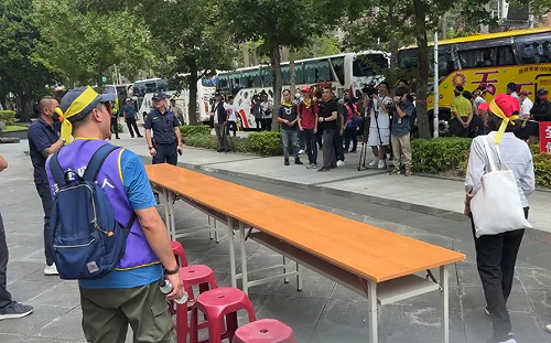 「裝刷卡機」管理司機工時惹議！50輛遊覽車圍交通部  提5大訴求