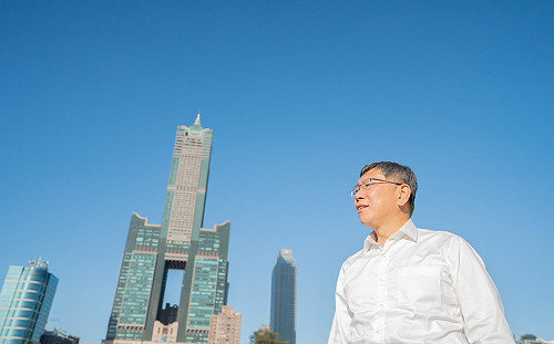 柯文哲列貪污被告移送北檢複訊笑而不語！支持者大喊「相信清白」