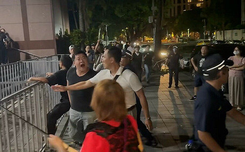 (影)北檢外民眾大罵「柯文哲貪污!」黑衣小草激動竄出咆哮險釀衝突