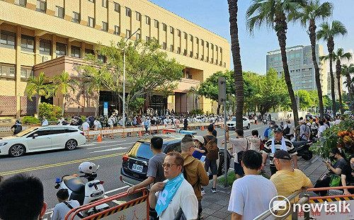 「阿北在哪裡 我們在哪裡」小草越聚越多  集結北檢聲援柯文哲