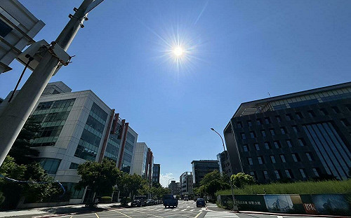 新北三峽中午飆近40度高溫！全台11縣市亮橙燈