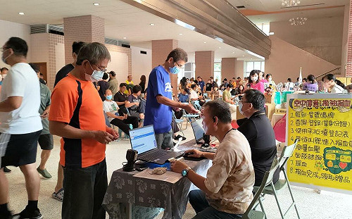 警廣台中台捐血獲企業贊助好禮 捐血民眾滿載而歸