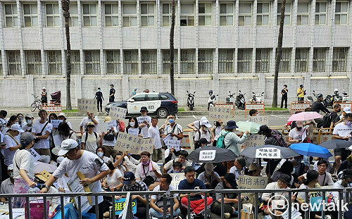 香港紀念六四  女學生手持白花就被警帶走 律師嗆:小草們,這才叫獨裁!