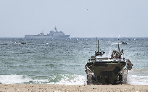 美韓4艘兩棲登陸艦領軍 1.3萬軍士「雙龍」軍演