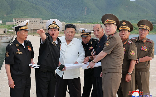 金正恩視察砲兵學校、海軍基地建設 預告將有大型水上、水下艦艇入列