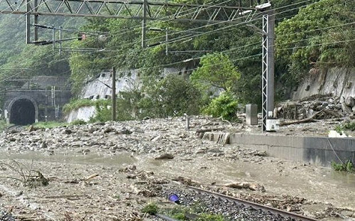 強颱康芮遇地震！花東線再斷  台鐵：汐止僅開放單向通行　