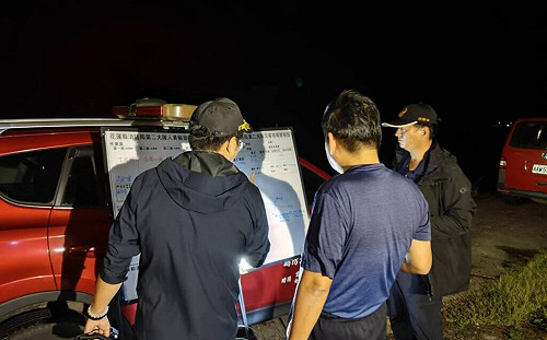 花蓮萬榮1車渡溪翻覆2人被沖走 另19人受困