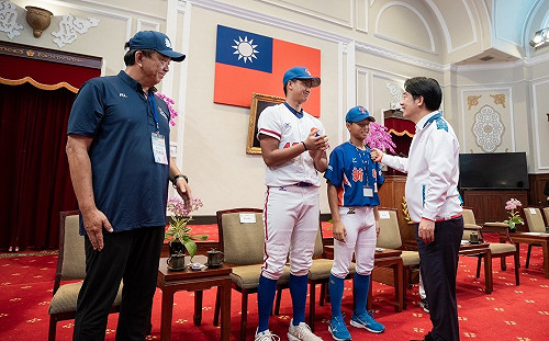 賴清德接見少棒國家隊  憶職棒元年首戰進場看球