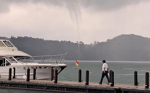 日月潭出現水龍捲奇景！氣象站提醒千萬別追