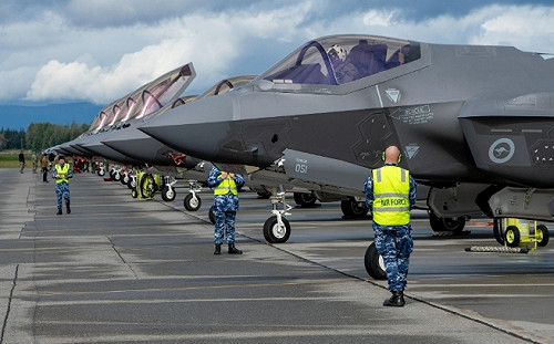 太平洋雖航母「空窗期」別搗蛋！威懾中國　美F-22「猛禽」與F-35東南亞軍演