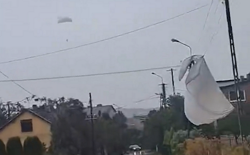 (影) 有人被掛電線上! 波蘭傘兵演練遭強風吹襲 現場狼狽險降