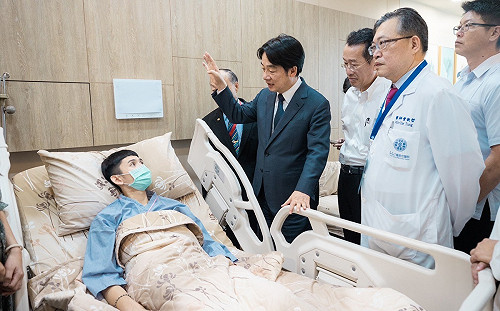 幻象飛官謝沛勳平安獲救 賴清德探視允諾：國防部將檢驗戰機