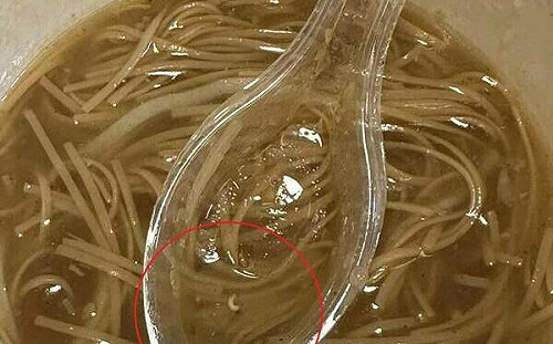 驚！籃筐會大腸麵線「吃到蛆」業者失聯   衛生局：調查中