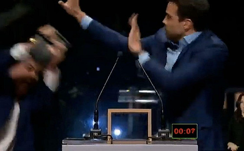 像這種要求我還是頭一次聽到! 電視辯論中控對手性騷還要有種來打 遭鐵椅攻擊