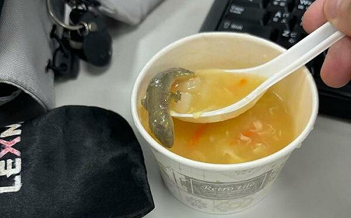 驚！高雄湯包店玉米濃湯撈出「完整壁虎」 業者：外帶盒不同 不排除提告