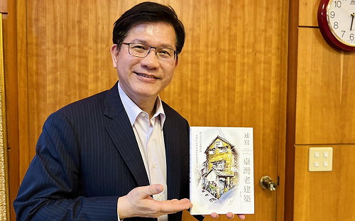 前中區區長出版老建築速寫集　林佳龍憶推動台中舊城復興