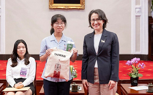 接見資安女婕思 蕭美琴：盼更多女性投入資訊安全領域