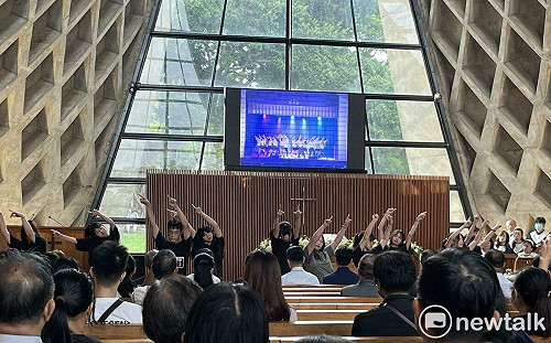 淚水與舞蹈中告別青春! 東海追思車禍身亡女學生 頒給榮譽畢業證書