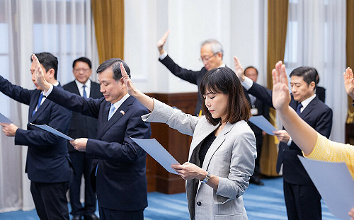 影)總統主持新任行政院、考試院政務人員及駐外大使宣誓典禮