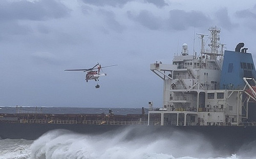 (影)山陀兒挾風雨來襲！外籍礦砂船台東外海進水19人受困 空勤總隊3趟成功救援