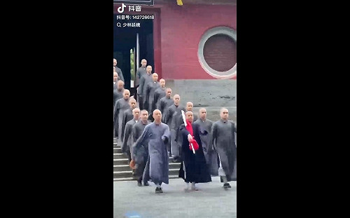 少林寺僧人十一升中共國旗! 宗教遭強迫入黨 網嘆：逼大家信仰共產主義