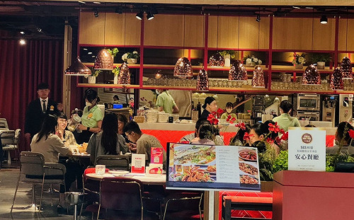 颱風山陀兒來襲台中停班課  百貨美食街人潮湧現