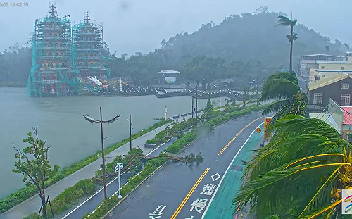 山陀兒登陸強風豪雨狂灌！高雄慘況曝：多處路樹倒塌、鐵皮吹飛