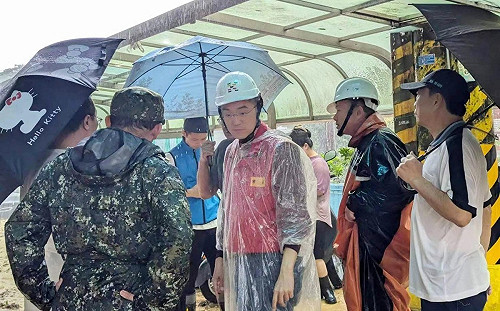 (影) 基隆各地驚傳淹水災情! 道路變河流 謝國樑奔波勘災 呼籲民眾注意安全
