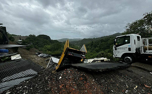 基隆市清潔大樓後方山崩 車輛與鐵皮屋懸空可怕景象曝