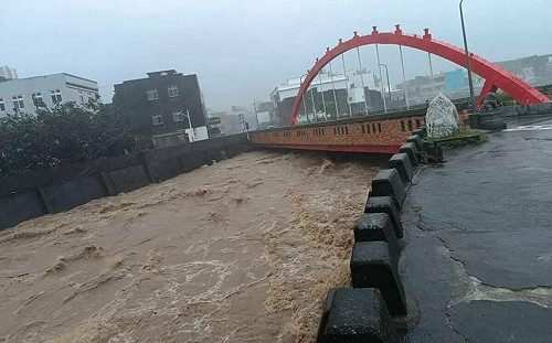 大雨狂轟北海岸傳多處災情 洪孟楷PO八連溪暴漲