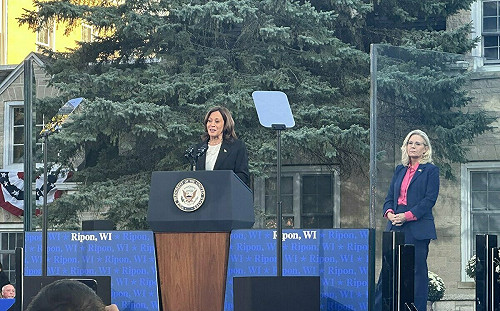 川普提及用槍瞄準前議員 賀錦麗斥不夠格當總統