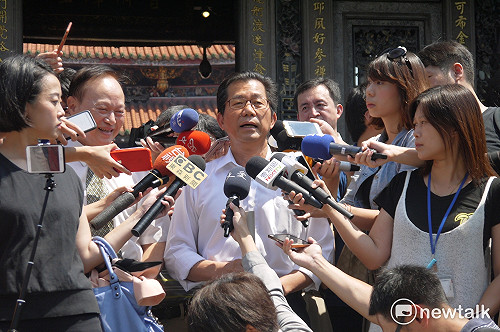 李應元龍山寺拿香參拜：神明是跨黨派