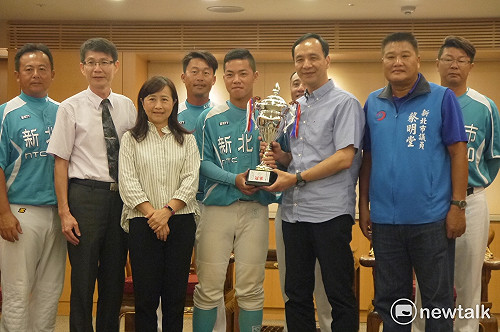 新北青棒連三年稱霸 冠軍獎座獻市民