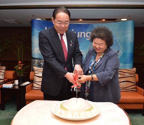 山梨縣知事訪高雄  驚喜收到母子壽桃