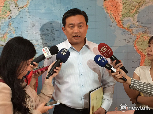 法輪功赴港遭遣返　王定宇籲：向港府抗議