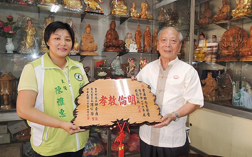 「粧佛」60年技術傳子  葉勇獲表模範父親