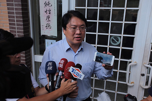 視察災區  林右昌 :「出國是為國家，不是為個人」