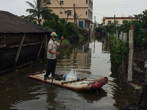 划竹筏送便當  志工救助東港、佳冬災民
