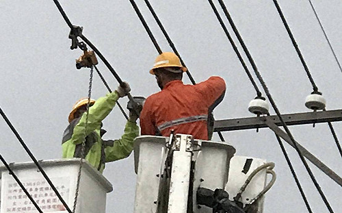 台電人員不畏風雨搶修 小琉球已全島復電