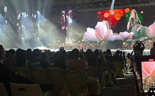 江蕙復出開唱！身後竟出現蓮花圖背景  許常德驚喊：好可怕