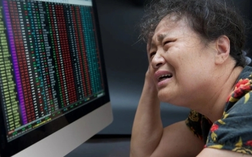 （影）A股暴跌854支股跌停！散戶衝進炒股慘遭「割韭菜」 傳有人悲觀跳樓