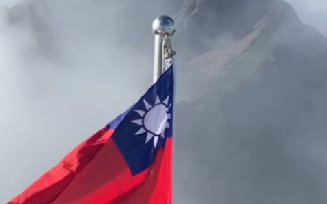 鄭明典國慶曬玉山氣象站國旗！ 網直呼：真讓人感動