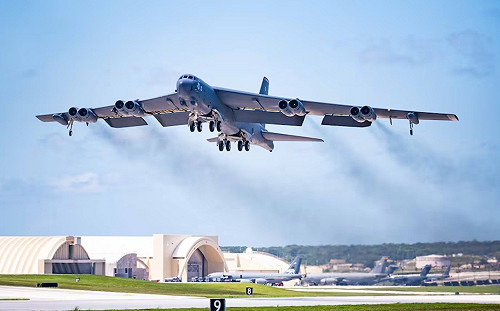 中俄聯飛後區域緊張！ 美B-52轟炸機罕見現身日本海、與日自衛隊合飛