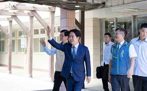 賴清德赴桃園榮家參觀寒暄 下令退輔會照顧榮民